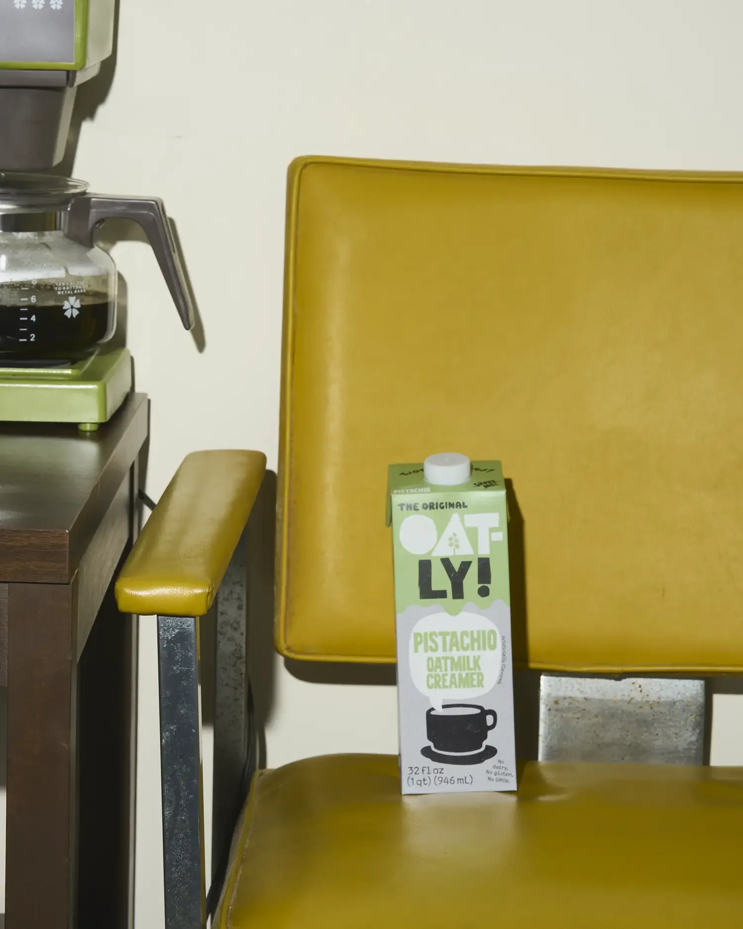 6955bad97bd06ec99cdbda97_OATLY_US_25_Oatmilk_Pistachio_32oz_WaitingRoom_VKREES_1259 copy.webp