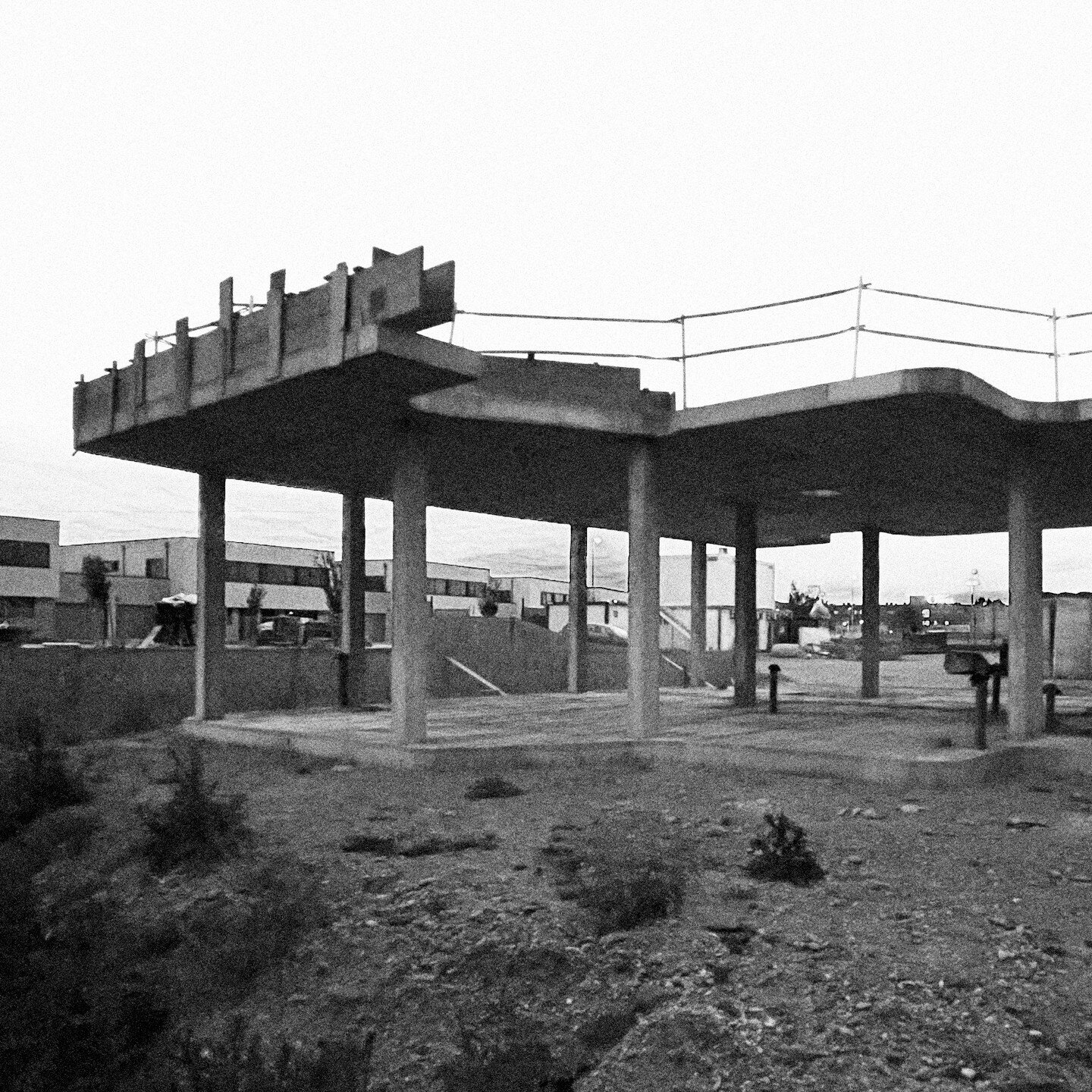 PYRUS
Shaping concrete, shaping shade, shaping shelter. Cantilever concrete slabs to create south facing porches for each of the 50 homes we designed in Valladolid. Detail of spiral staircase connection.
Structural works keep progressing. 
.
.
.
#con