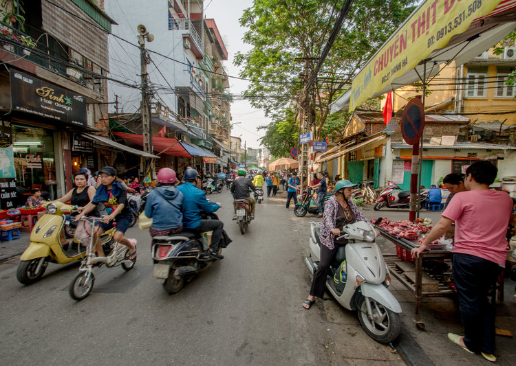 Crossing a street in vietnam - Easy or hard? My anxiety says dont