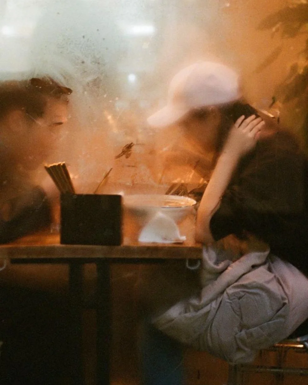 Moment de po&eacute;sie avec @thirtysix.jpg 😍🎞

Au long de ses balades, Mel tisse une atmosph&egrave;re cin&eacute;matographique o&ugrave; les silhouettes humaines s&rsquo;esquissent sans jamais se r&eacute;v&eacute;ler pleinement. Flout&eacute;es 