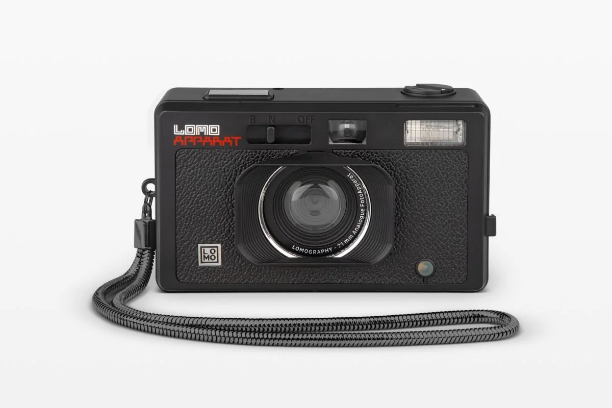lomoaparat_front_strap_on-grey.jpg