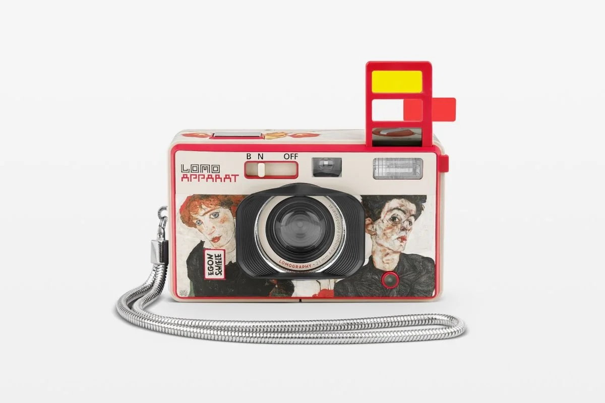 lomoapparat__schiele__front__with-strap__on-grey.jpg