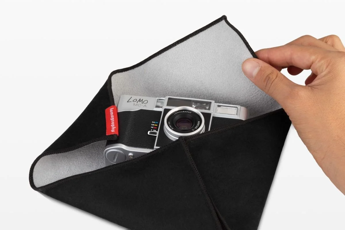 lomo-mca__silver__easy-wrap__on-grey.jpg
