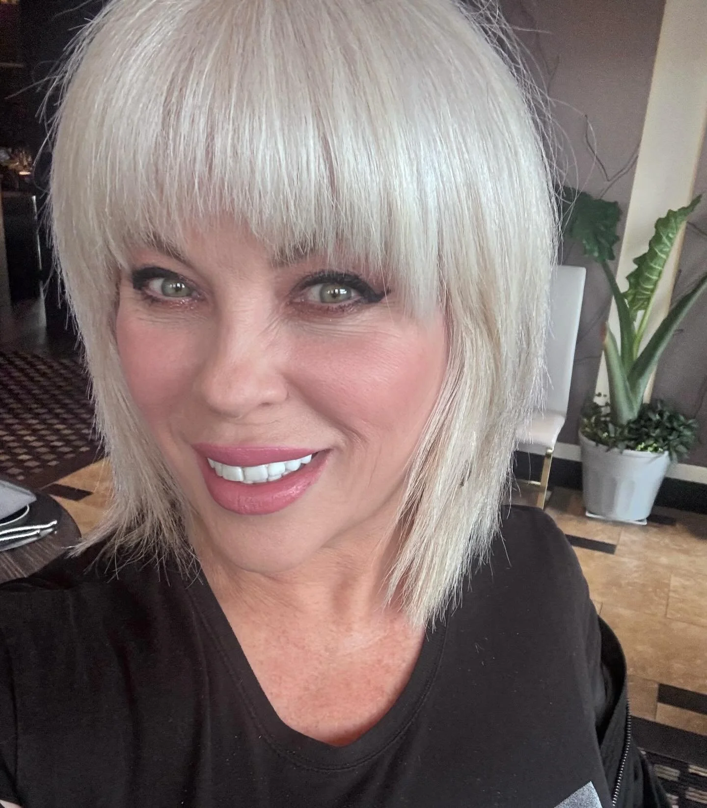 Fabulous Haircut Mr Holland!! 👏🏻👏🏻
soft, swingy layers and a full feathery fringe! Playful but polished and easy to maintain! 🤩
Schedule with @davidmichaelholland for the new year! ✨

#shaghaircut #bauhaussalon #bauhaussalonslc #slchair #slcbeau