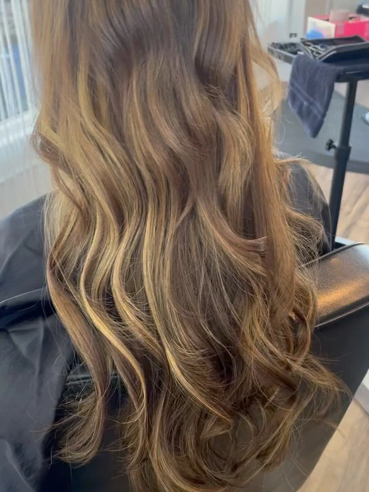 Seamless &amp; Stunning 🤩
&ldquo;K-Tips&rdquo; so invisible, even your roots can&rsquo;t find them!! 
by Stylist @beautybyheatherjean 
20 inches. 1 appointment. Endless selfies 💁🏼&zwj;♀️

DM Heather for your consultation ! 

Swipe to see the trans