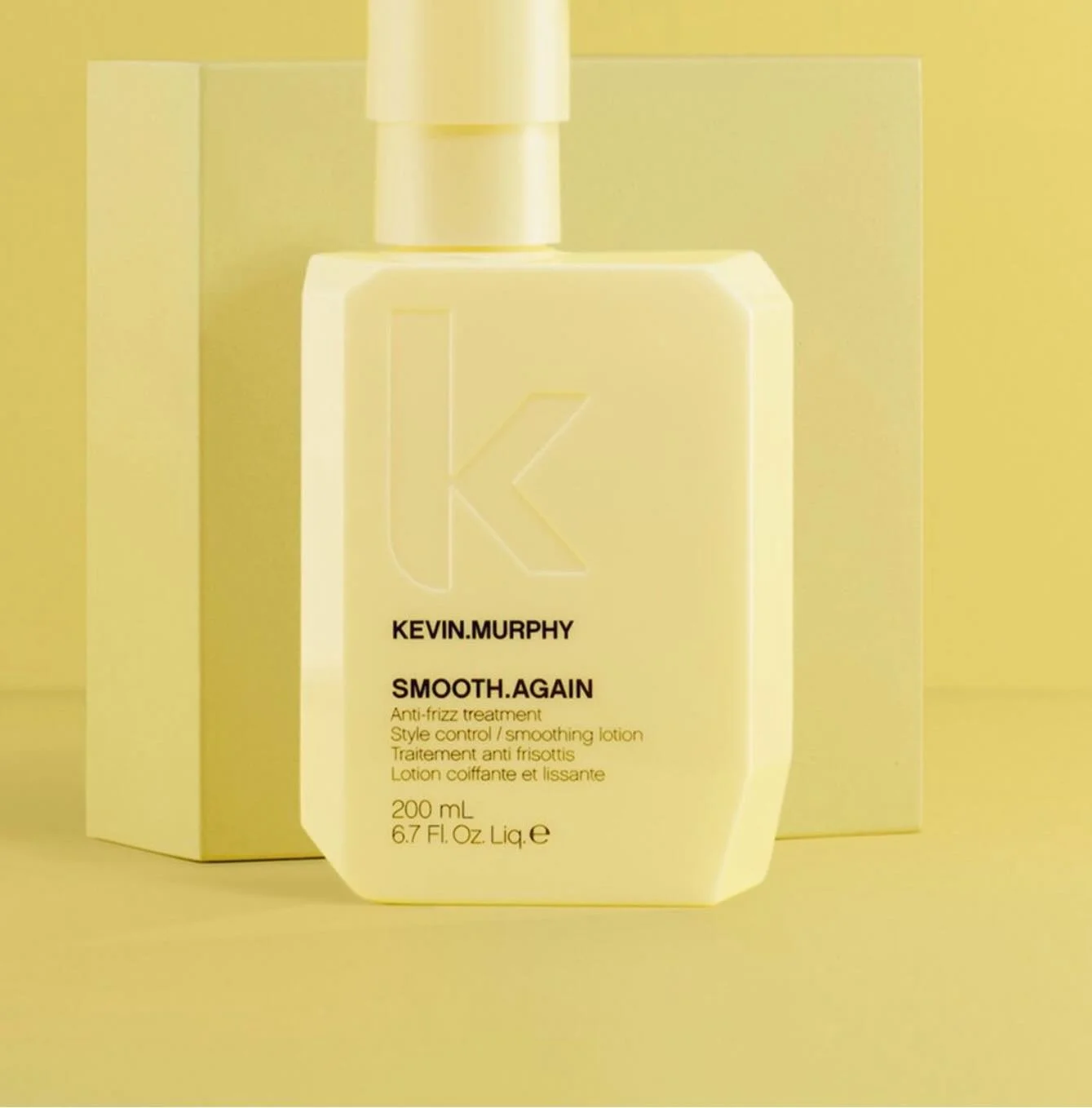 Frizz, meet your match. ⚡️⚡️⚡️
@kevinmurphy SMOOTH.AGAIN is the anti-frizz treatment your hair has been begging for - smoothing, softening, and keeping flyaways in check all day long.
Sleek hair, zero struggle. 
#KevinMurphy #SmoothAgain #HairCare #F