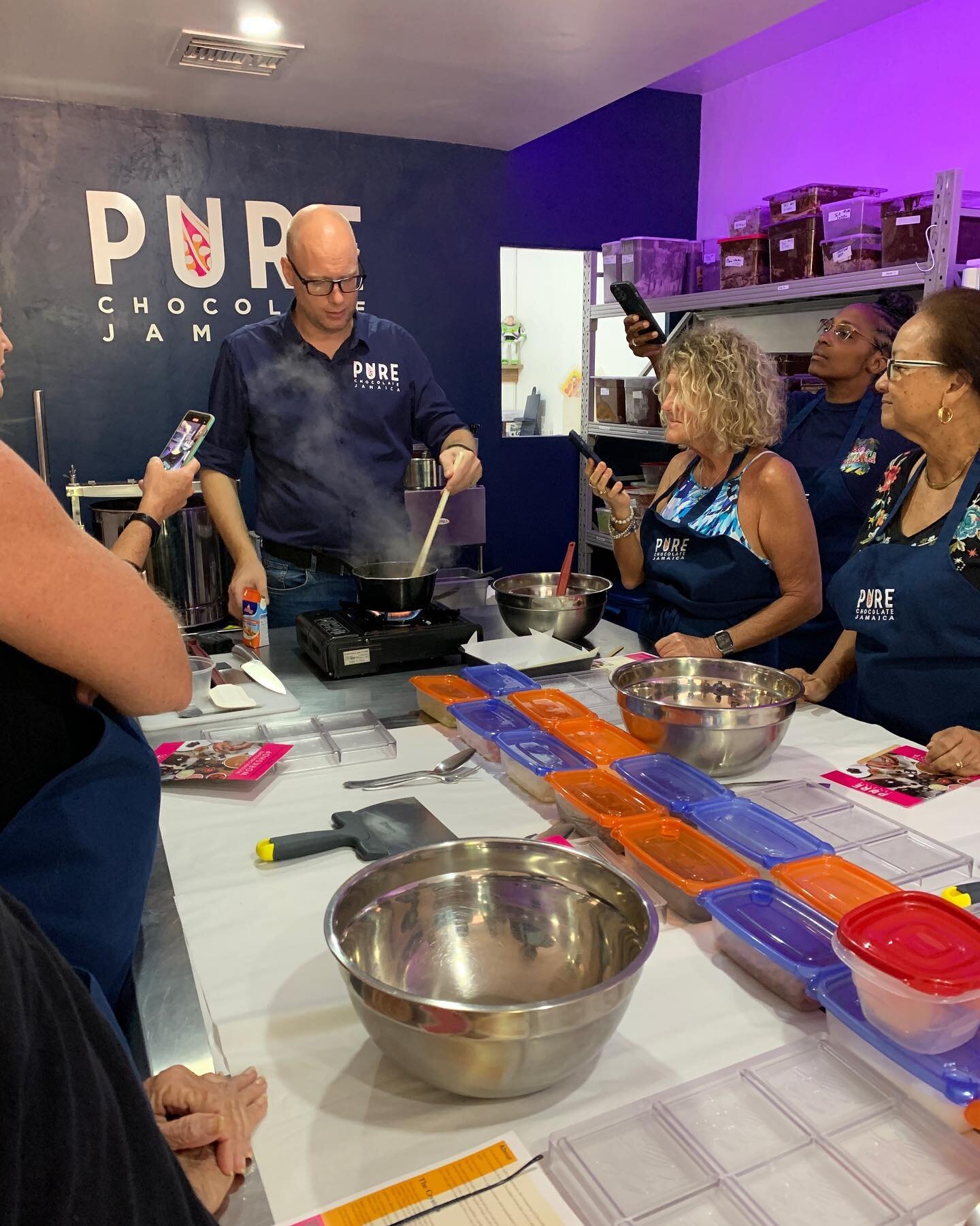Thanks to Rennae and Wouter for a wonderful workshop at @purechocolatecompany in #ochorios - informative, fun and totally delicious 🥰.
.
.
@chillywitch876 
@jamaica8 
@jannetteeyles
