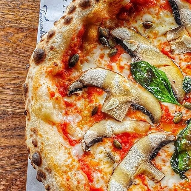 Where crust meets base, that's where the magic happens! #pizza #londonpizza #pizzanapoli #pizzalondon #londonfood #food #foodlondon #foodie #londonfoodie #instapizza #instafood #properpizza #eeeeats #mmmm #mmm #foodgasm #foodporn #crust #mushrooms #p