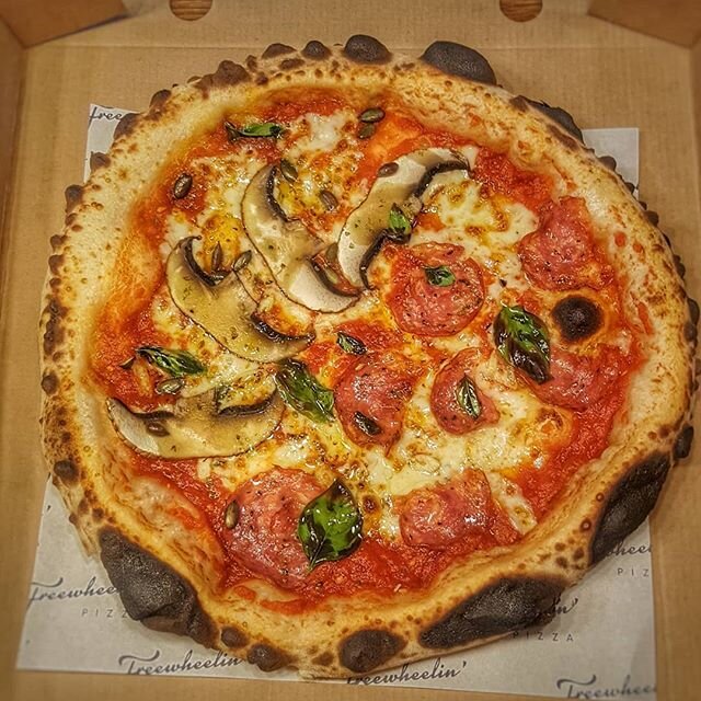 Half and half, always a legit option. #pizza #pizzalover #pizzatime #delivery #food #foodie #instafood #italianfood #delicious #instafood #pizzeria #pizzalovers #yummy #foodphotography #foodstagram #foodlover #dinner #instagood #cheese #foodporn #foo
