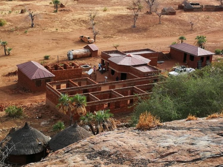 Construction of housing for doctors and nurses