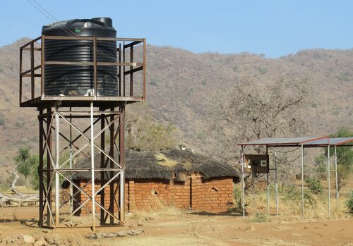 An 8,000 liter tank supplies water to the hospital.