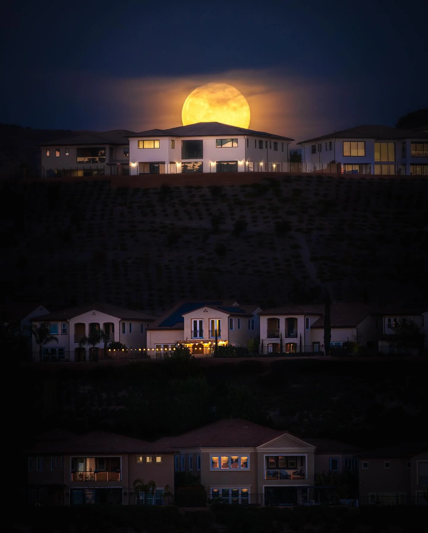 Supermoon over suburb. 

#supermoon #beavermoon #fullmoon
