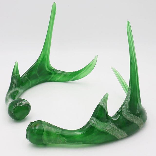 Introducing brand new colors for our cremation ash-infused glass antler sets, including this gorgeous emerald green! We&rsquo;re also more than happy to accommodate requests for custom colors. .
.
.

#cremation #cremationashes #cremationkeepsake #cre