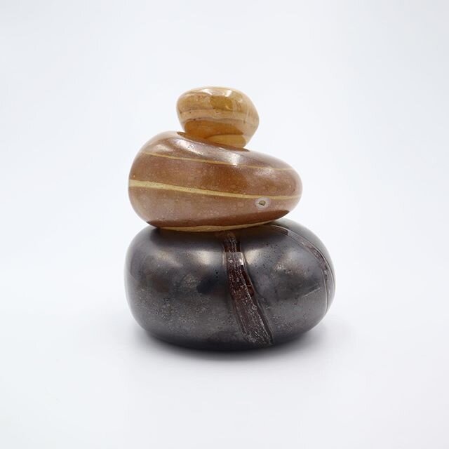 I especially like the shape of the middle stone on this lovely glass cairn with cremation ashes. .
.
.
#cremation #cremationashes #cremationkeepsake #cremations  #cremationurn #urn #cremationashes #memorialart #ashesinglass #emberstones #glassmemoria