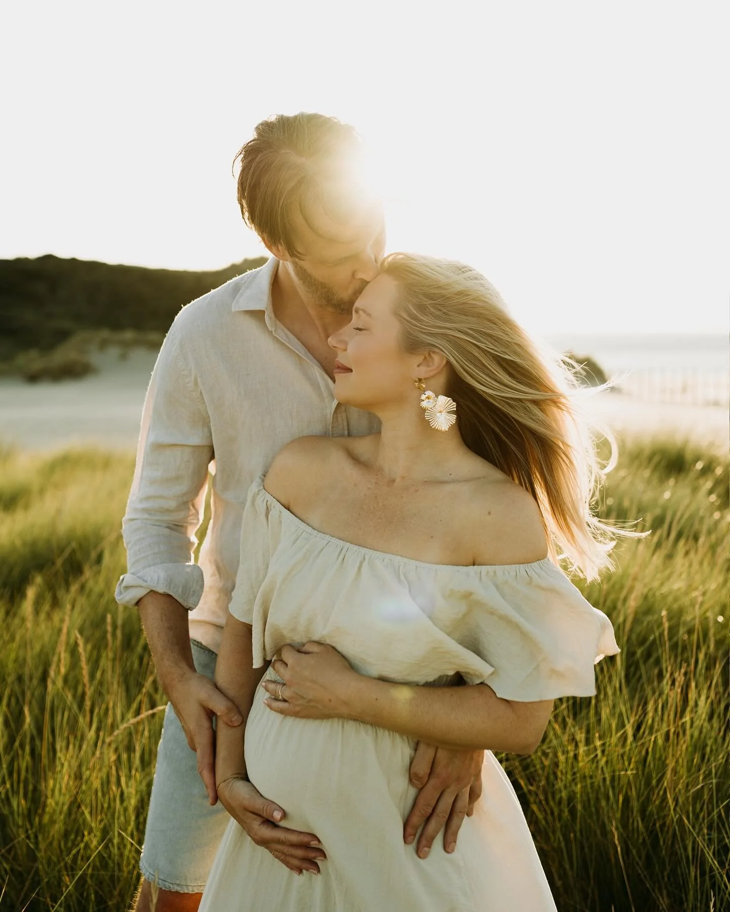✨A golden hour love story✨
WOW&hellip; I&rsquo;m obsessed with this dreamy maternity sunset session! We captured so many magical moments, that today I will share with you the first part of the shoot! 

The shoot was originally planned for a week late
