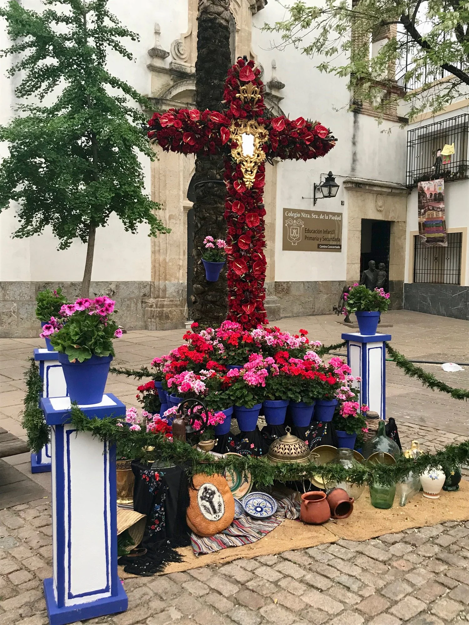 A small but elaborate cruz de Mayo .