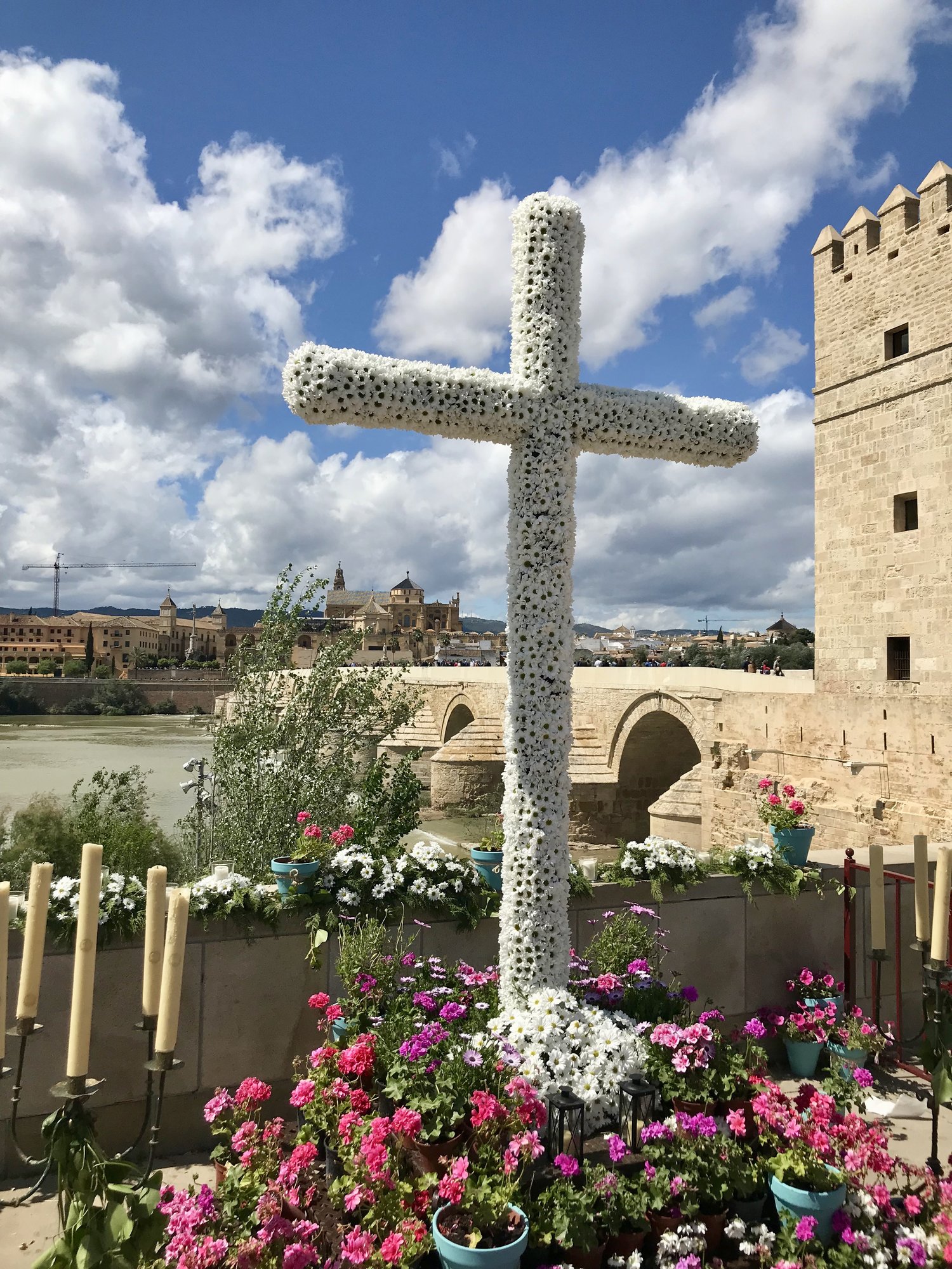 A cruz paired with a classic view of the Guadalquivir river, Torre de la Calahorra , and Mezquita-Catedral.