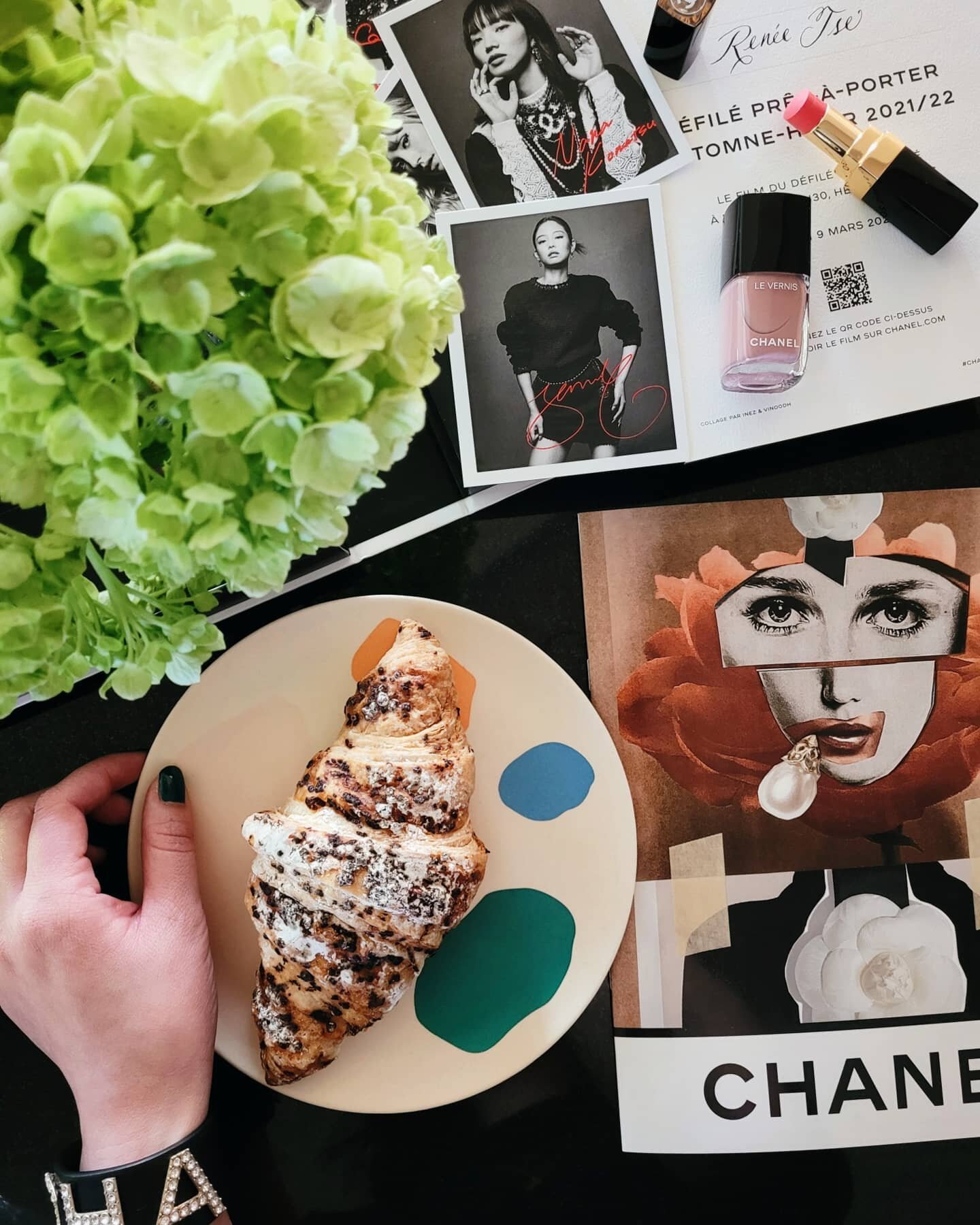 ending @chanelofficial on a sweet note 🥐

thank you to the chanel team for this magical collector's gift box by @inezandvinoodh ✨ will treasure it 💖 #ChanelFallWinter