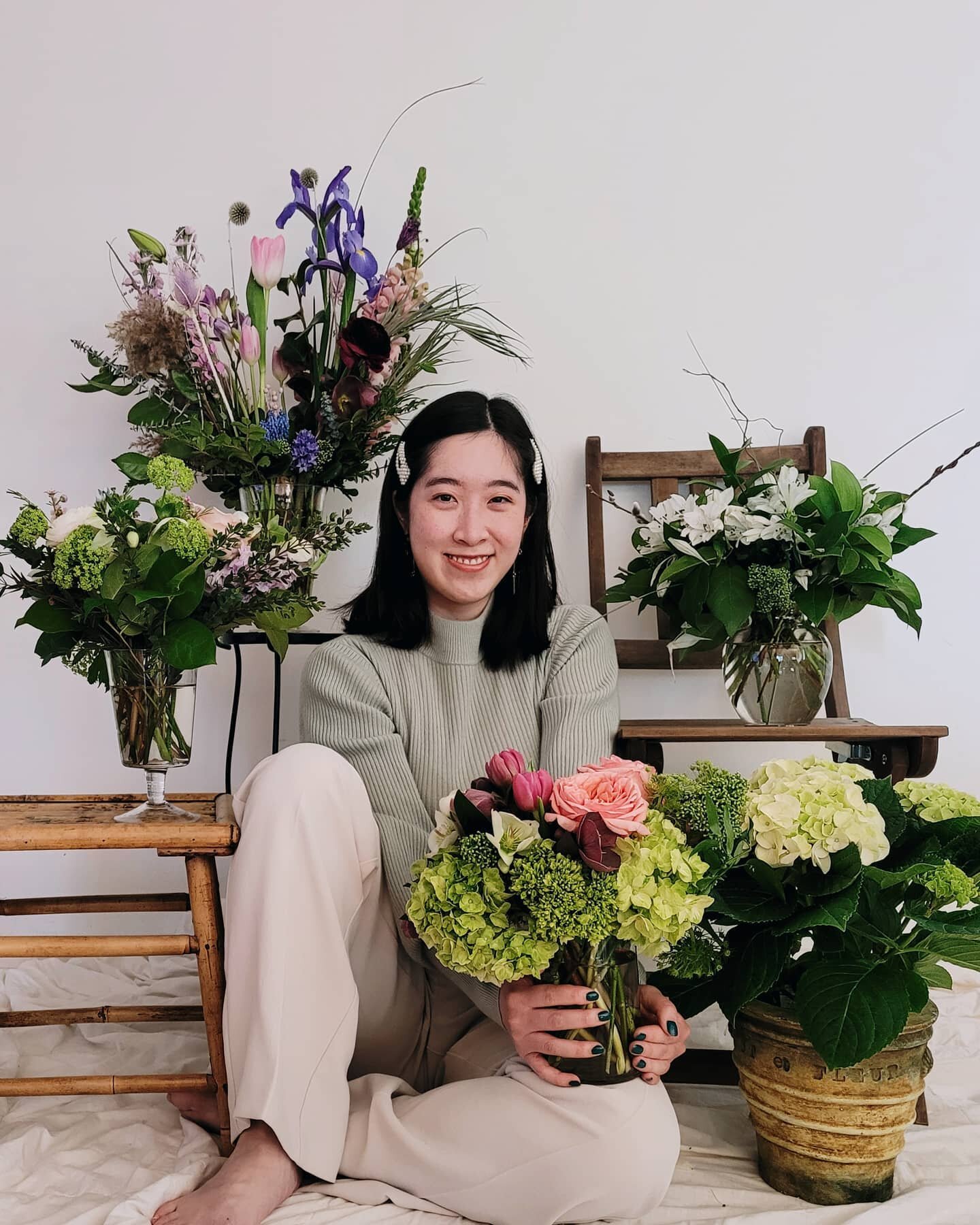 portrait of a girl with all her birthday blooms 💁🏻&zwj;♀️💐

thank you for all the sweet messages these past few days...feeling loved and blessed 💕🥰💕 #marchbaby

#ootd:
@reformation top
@aritzia pants