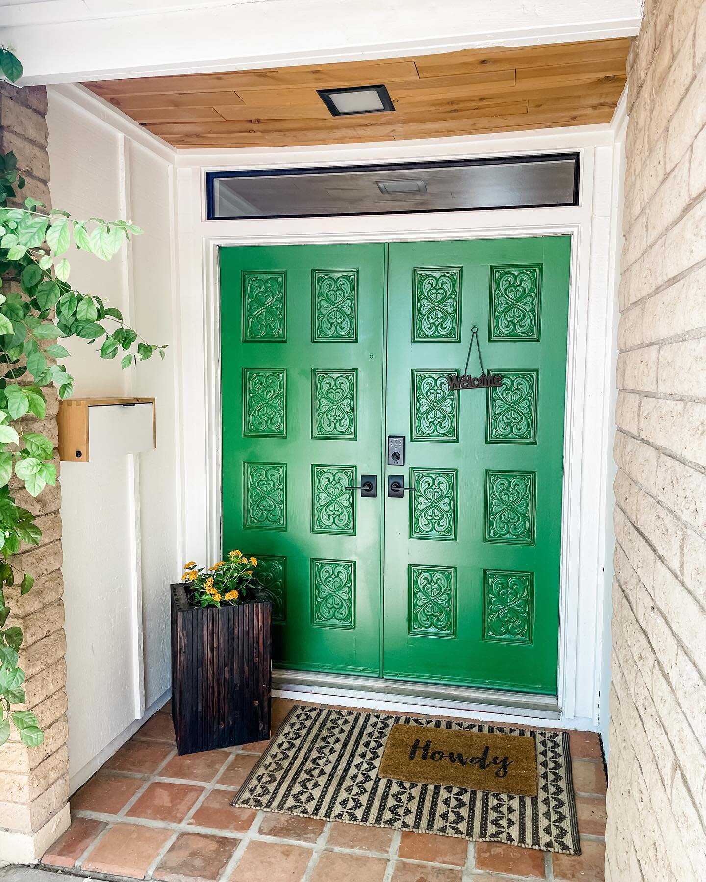 Howdy&hellip; welcome to my entryway! 😆

I can&rsquo;t get over how much I love my new green door&hellip; it just gives the space some energy. 🌵

And the black trim around the transom window has me dreaming of replacing all the other windows in my 