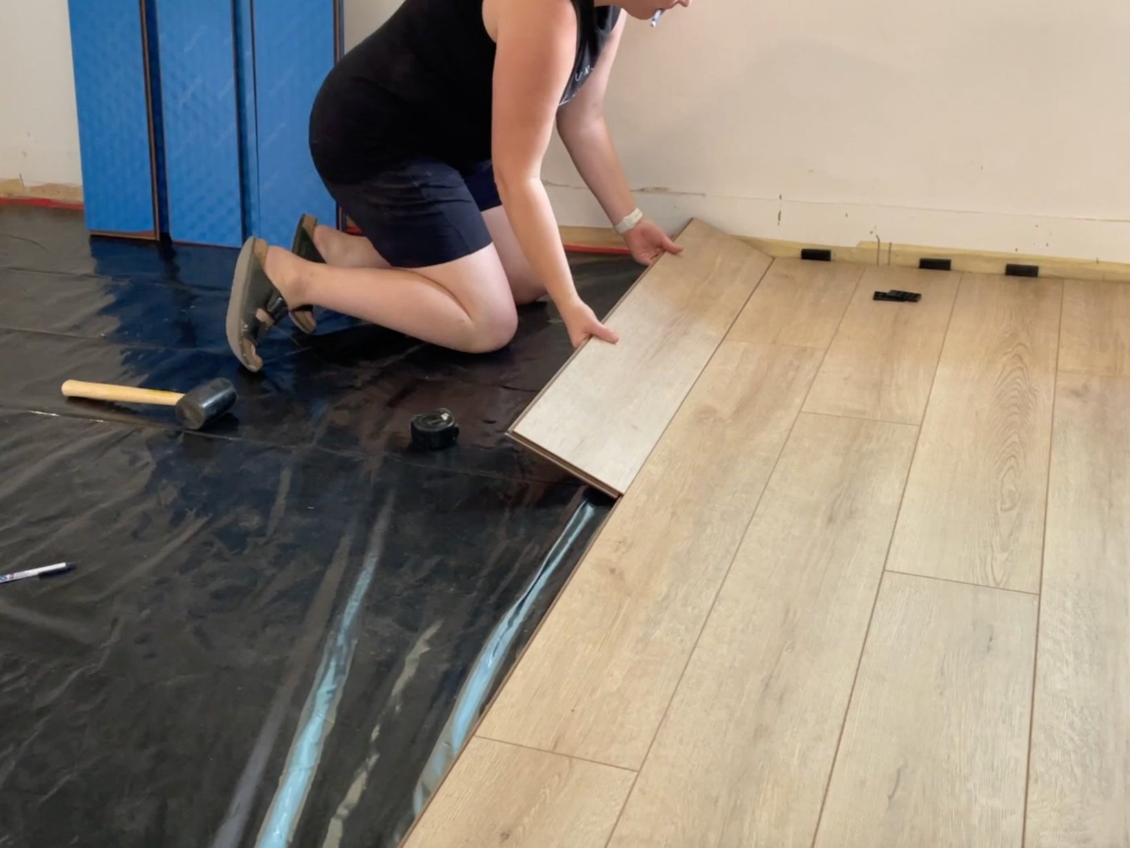 Laminate flooring with attached pad shortens the laying process