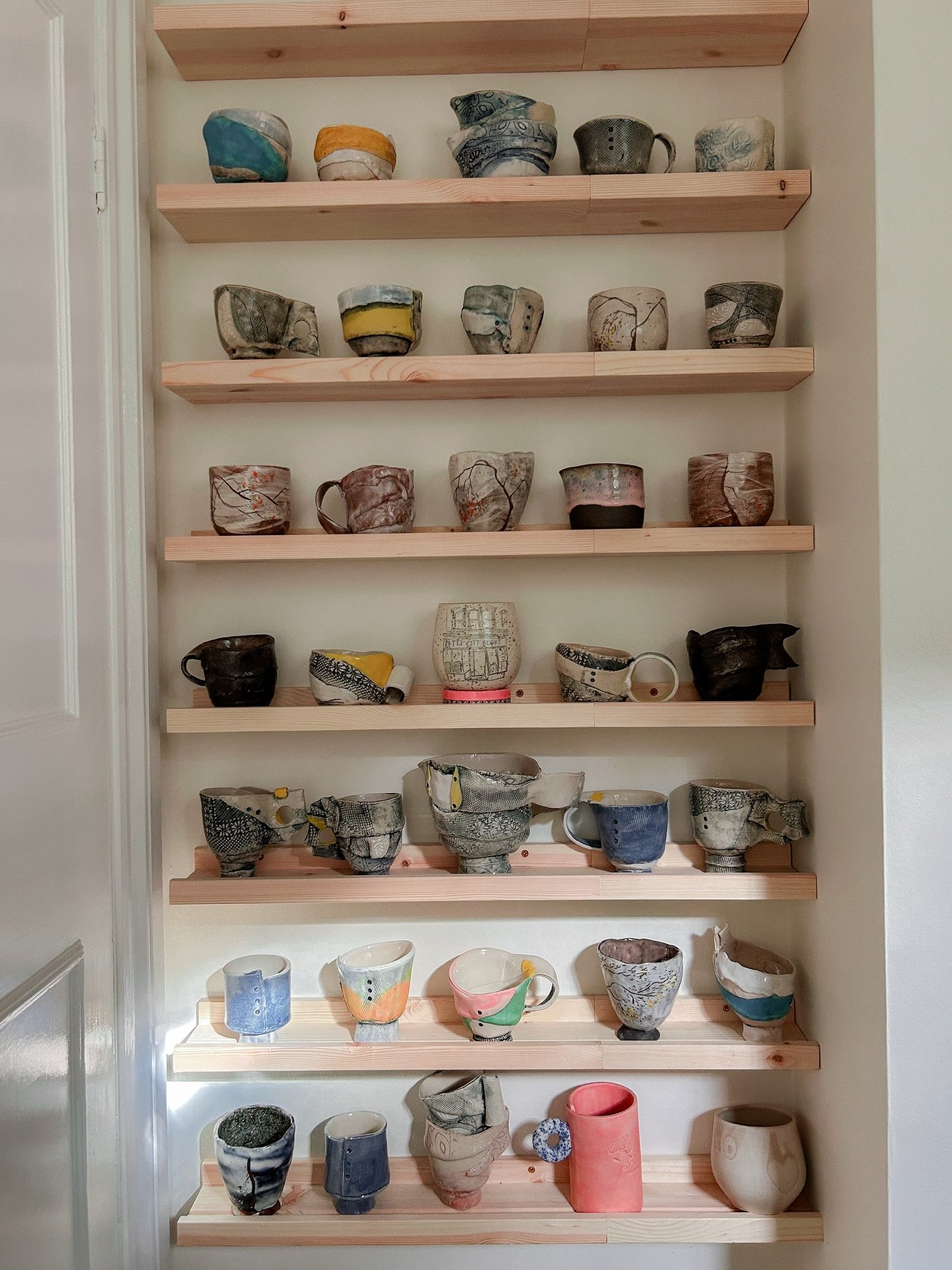 The gang on this gorgeous sunny day 🥰. Which one would you choose? 

All handmade, 99% made by me @ohtrendyclay 

#studiopottery #londonpotters #madeinlondon #ceramicsmagazine #handmadepottery