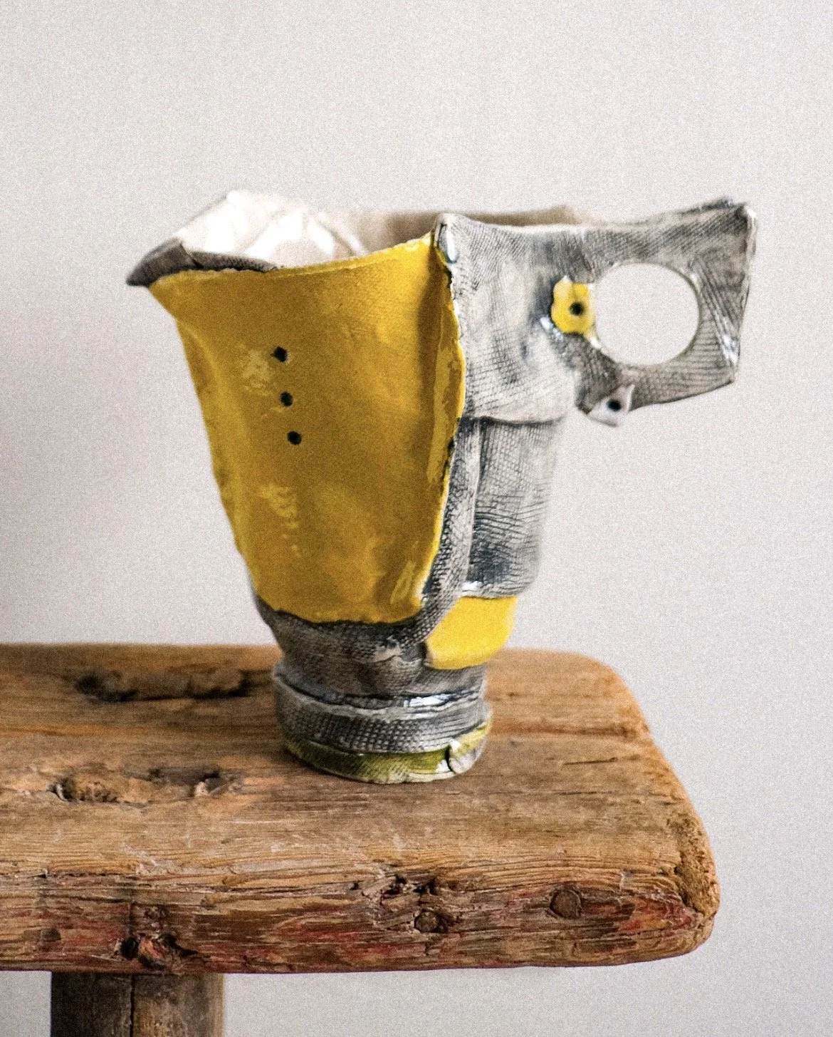 Button Jug in yellow and black, handbill