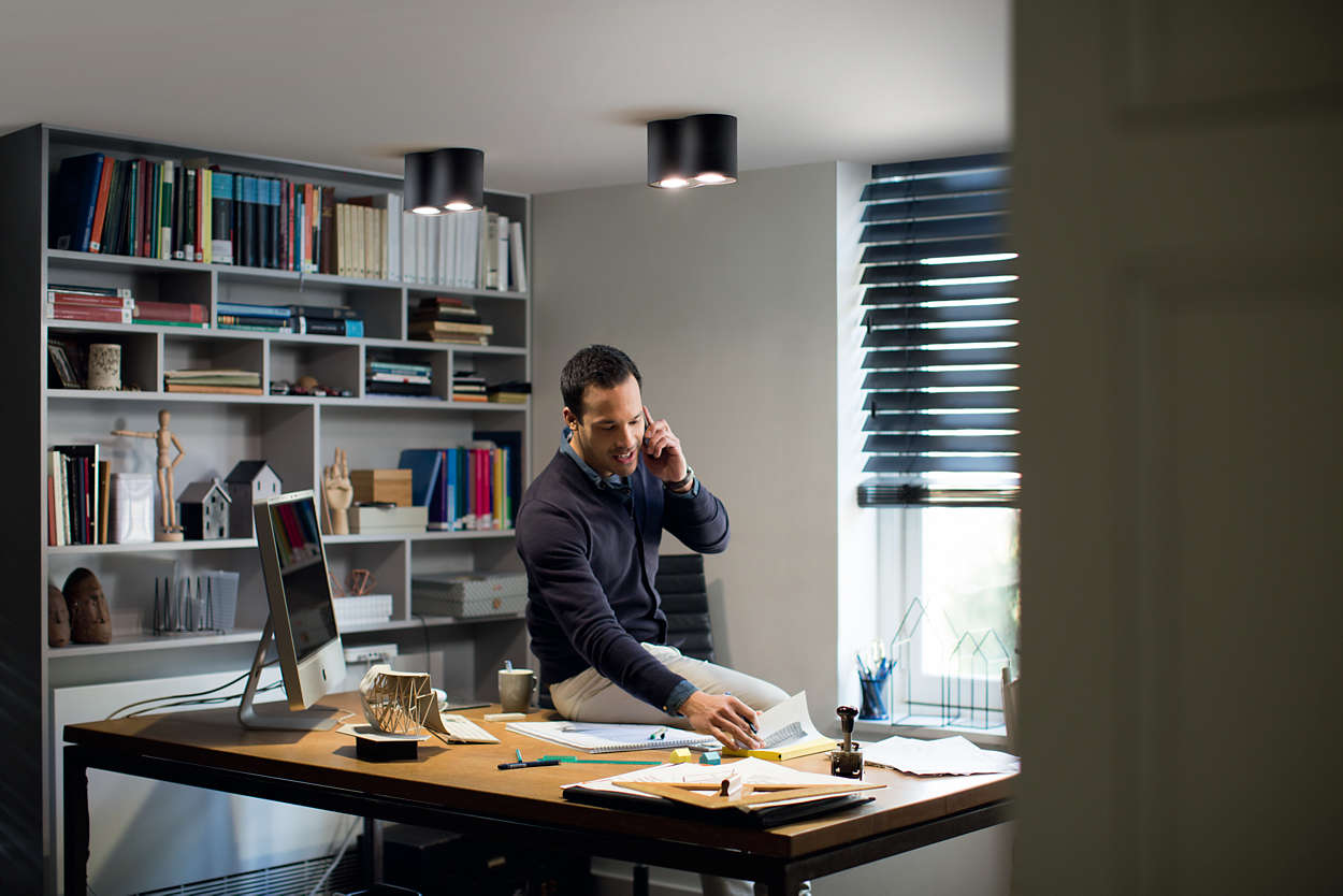 Working_From_Home_Man_Desk_Philips_Hue