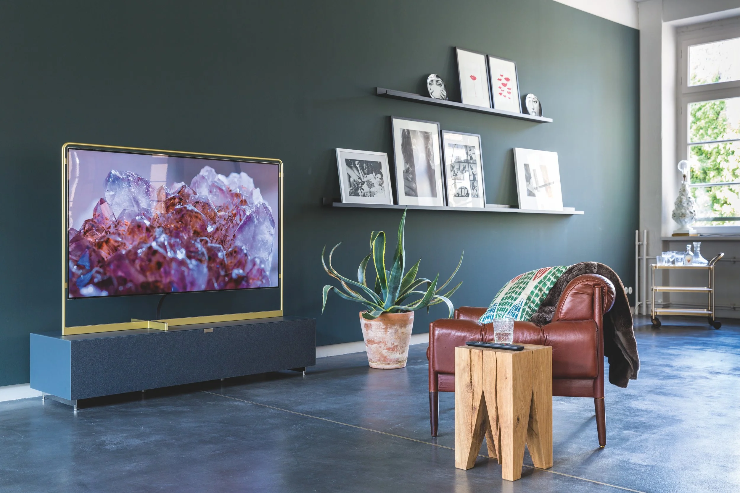 Green_walls_Modern_Living_room_Loewe_TV_pink_crystals_marble_floor_tiling