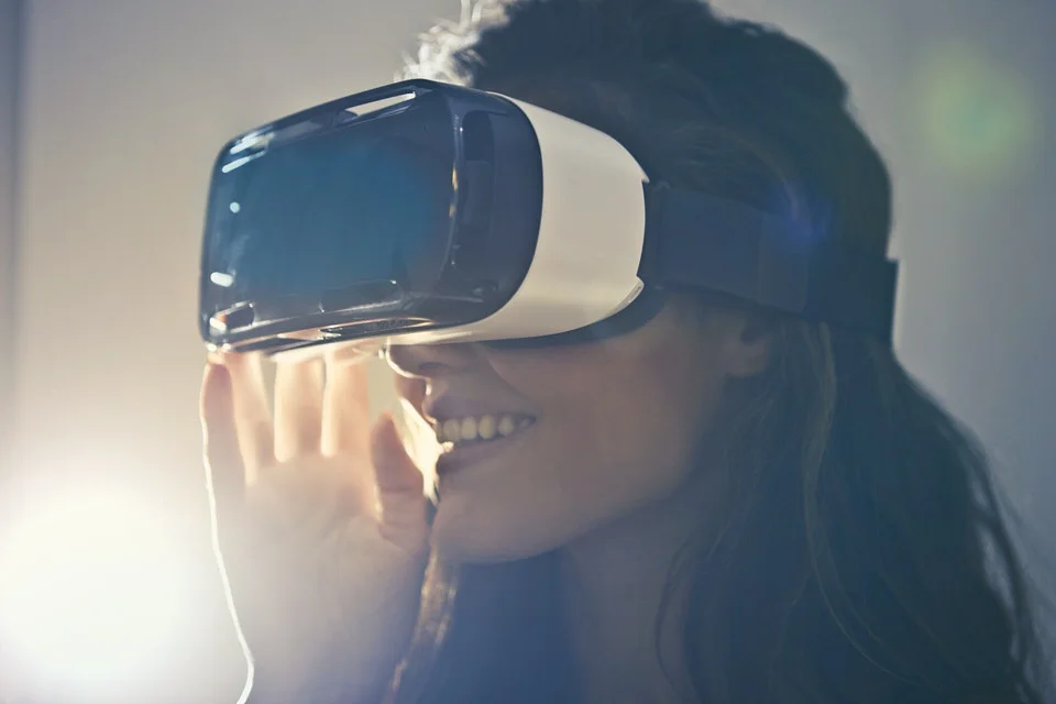 Woman_wearing_virtual_reality_headset_smiling_facial_expression_sun_shining_brown_hair