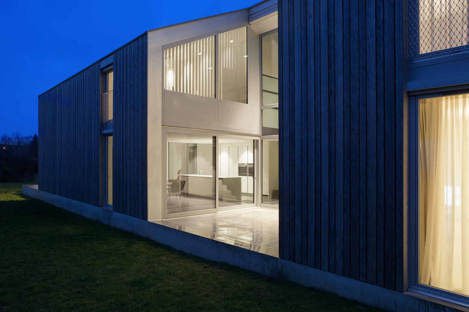 Lutron_Lighting_Contemporary_Modern_Smart_Home_Interior_Design_Mood_Lighting_Shades_Blinds