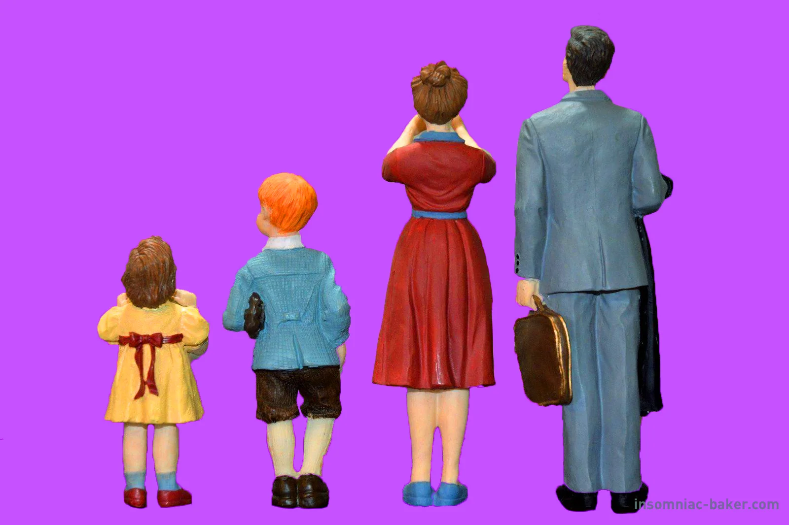 dollhouse-miniature-figurines-family_1_413fea1a535f7b154077a5e2edb434ca.jpg