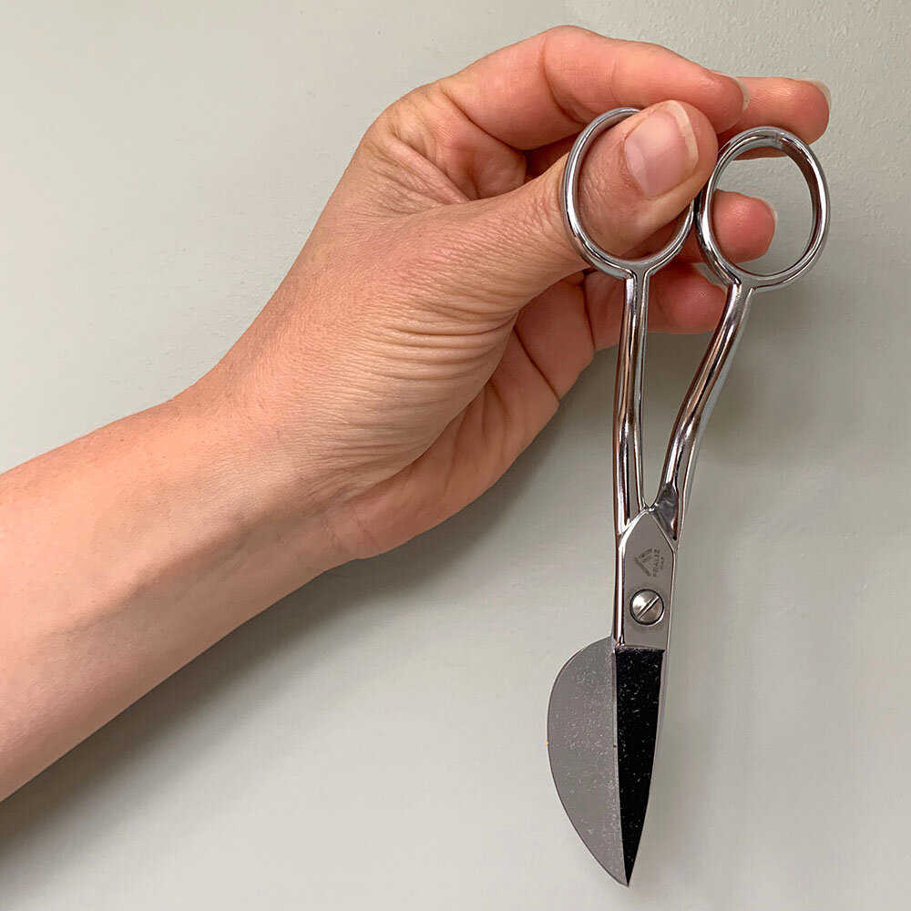 Duck-billed scissors