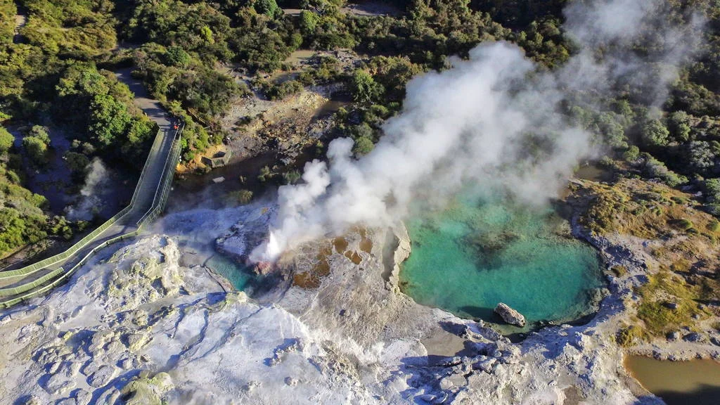 Pohutu-Geyser-Te-Puia_optimized.jpg