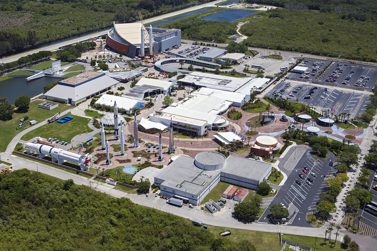 1280px-Aerial_view_of_most_of_the_KSC_visitor_complex.jpg