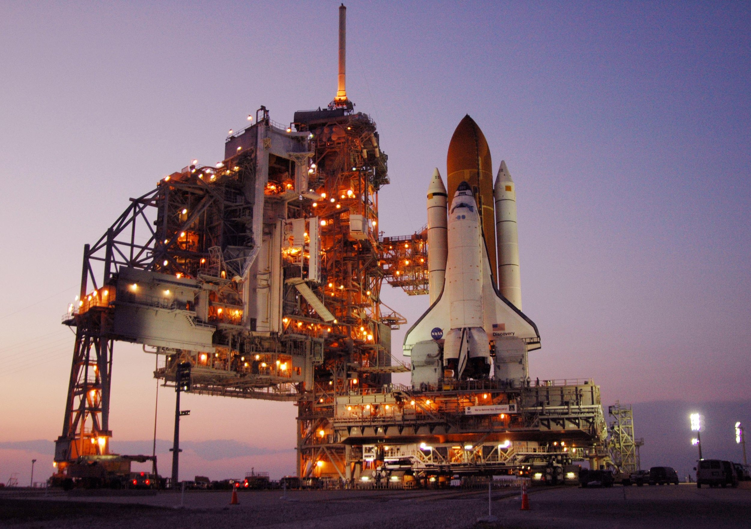 Space_Shuttle_Discovery_rests_on_the_hardstand_of_Launch_Pad_39B_at_NASA's_Kennedy_Space_Center.jpg