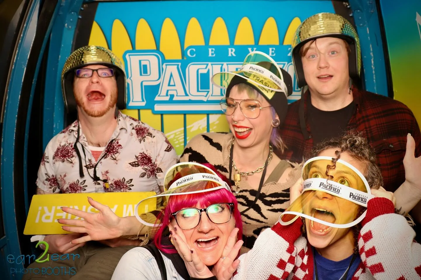 Some good laughs were had at the FREE Tune Up with Pacifico Music Event featuring @weathersband at the beginning of January!!! 😆
@stoneysbardenver 
@ear2earphotobooths @pacificobeer 
.
.
.
.
.
.
.
#keepsmiling #gondolaphotobooth #qualityrefrigerator