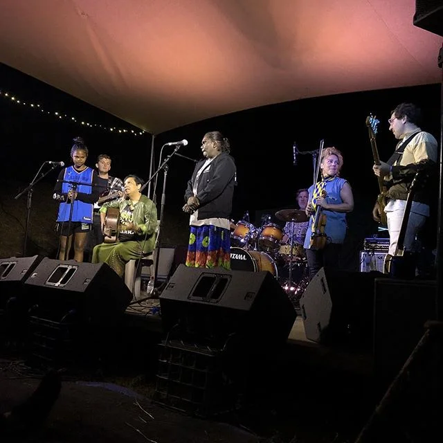 A full band for the incredible @shelliemorrismusic and @dhapanbal_yunupingu down at the Apra Stage Tent! #barungafest18