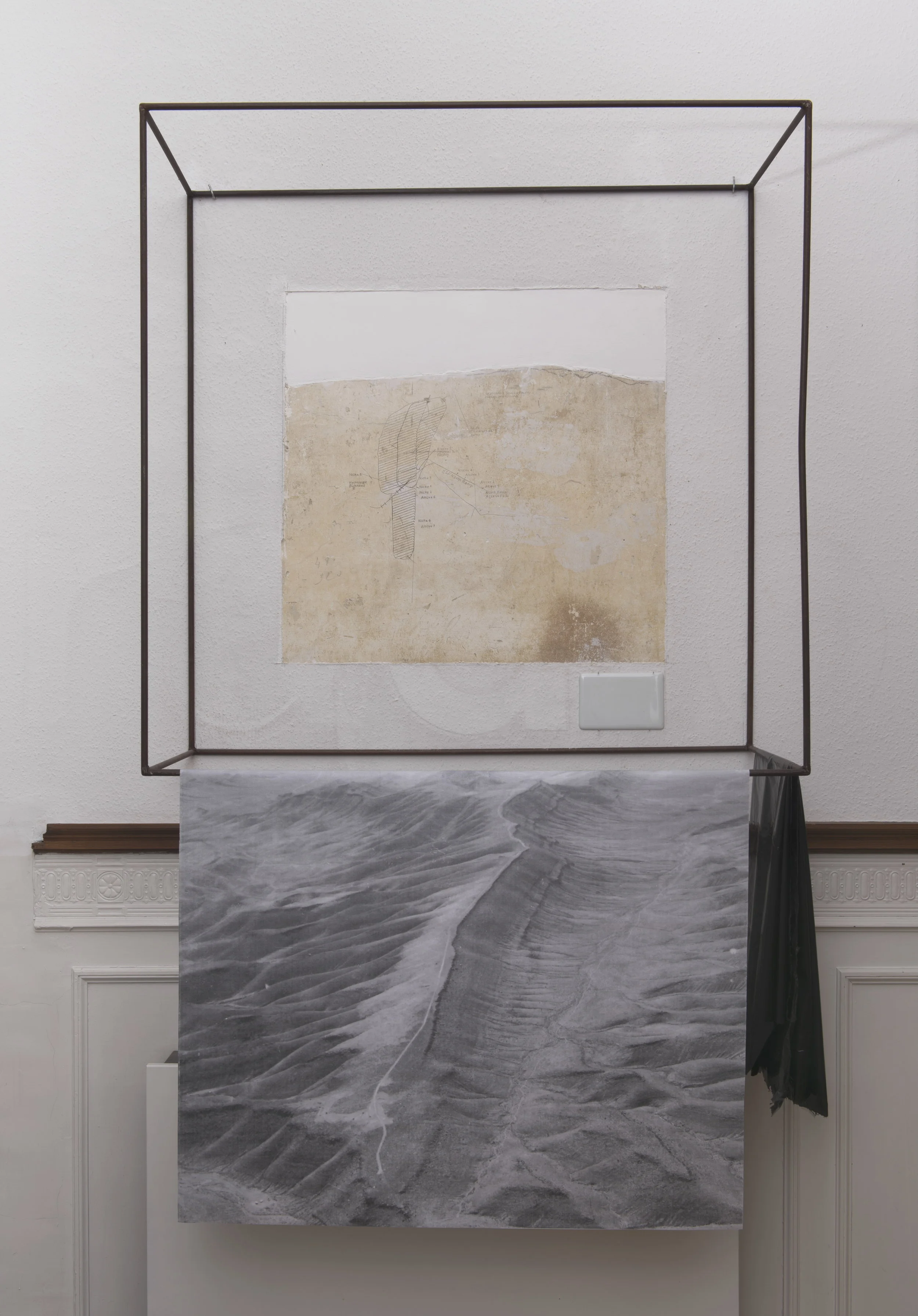   Yucca Mountain Site , 2013, Dessin sur parois murale, photo, métal, porcelaine, 180 x 130 × 45 cm 