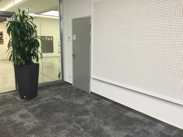 Selbstliegende Teppichfliesen von Interface Composure auf Marmor mit TacTiles verlegt