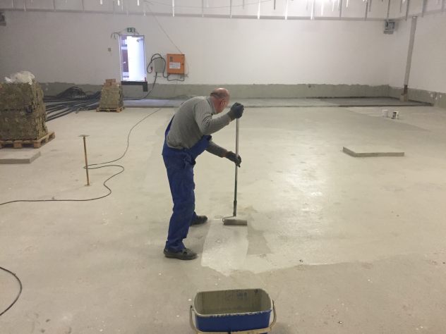 Vor Montage Doppelboden erhält der Rohboden einen Anstrich mit Acryllack