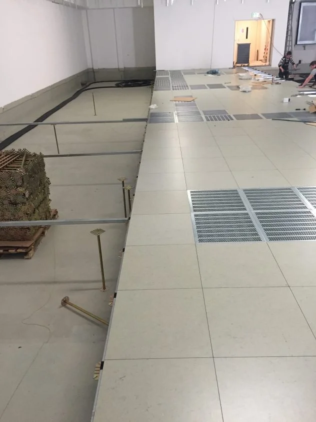 Doppelboden im Rechenzentrum bei Düsseldorf mit Gipsfaserplatten und Belag Marmorette LCH-LPX Leitfähig als Lüftungsplatte