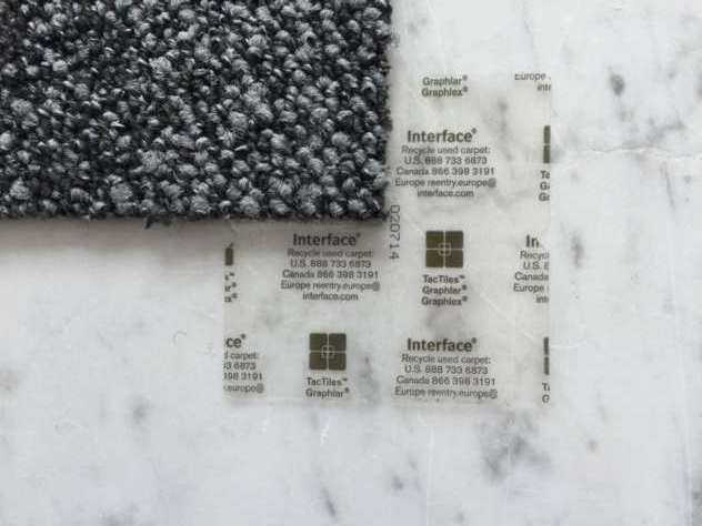 TACTILES von Interface für selbstliegende Teppichfliesen auf Naturstein verlegt