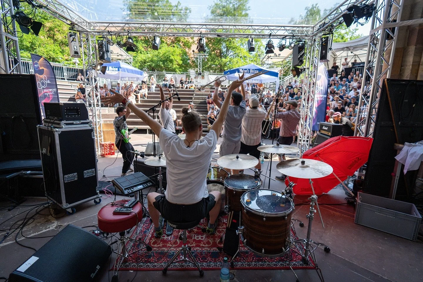 Bei dem ganzen Regen denken wir besonders gern zur&uuml;ck an den sonnigen Showcase-Th&uuml;ringen-Samstag💭✨@pasfl @the_raccoonz_ @paula_klangproduktiv ☀️

📸 @phil_graphy

#ShowcaseTh&uuml;ringen #Kr&auml;merbr&uuml;ckenfest2025 #musikausth&uuml;ri