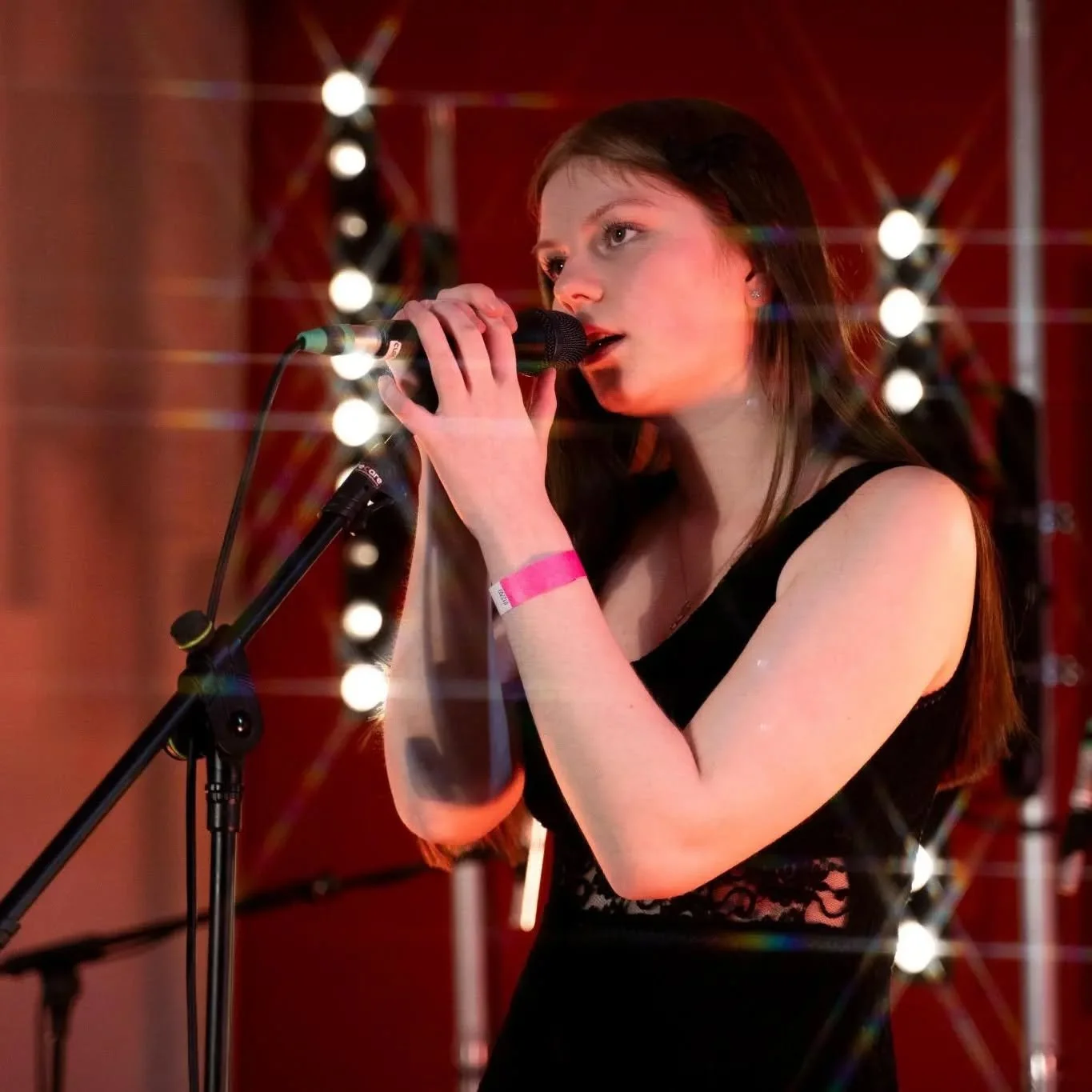 #throwback zum Saitensprung 2024 🎶
Schon 3 Monate ist es her, dass wir mit euch das @monamiweimar gerockt haben, h&ouml;chste Zeit die tollen Fotos von @anna.strietzel mit euch zu teilen.

Viel Spa&szlig; damit!