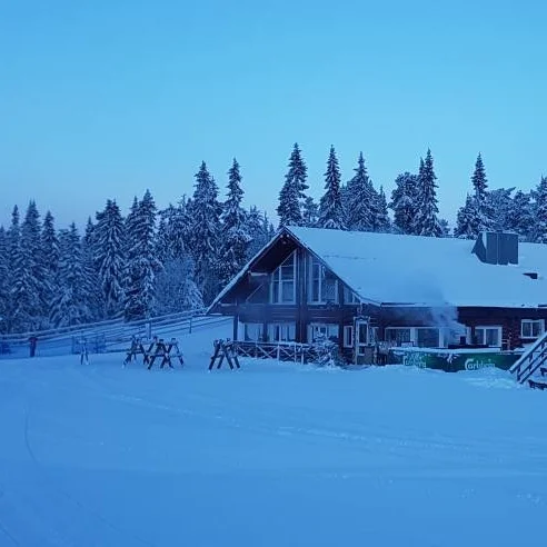 HYR NYA JACK'S BBQ SHACK Restaurangen i backen! Perfekt för större grupper och konferenser. Här njuter du en trevlig middag med utsikt mot backen och "smokern" kommer att gå för högtryck! Aktivitet för max 80 personer. 