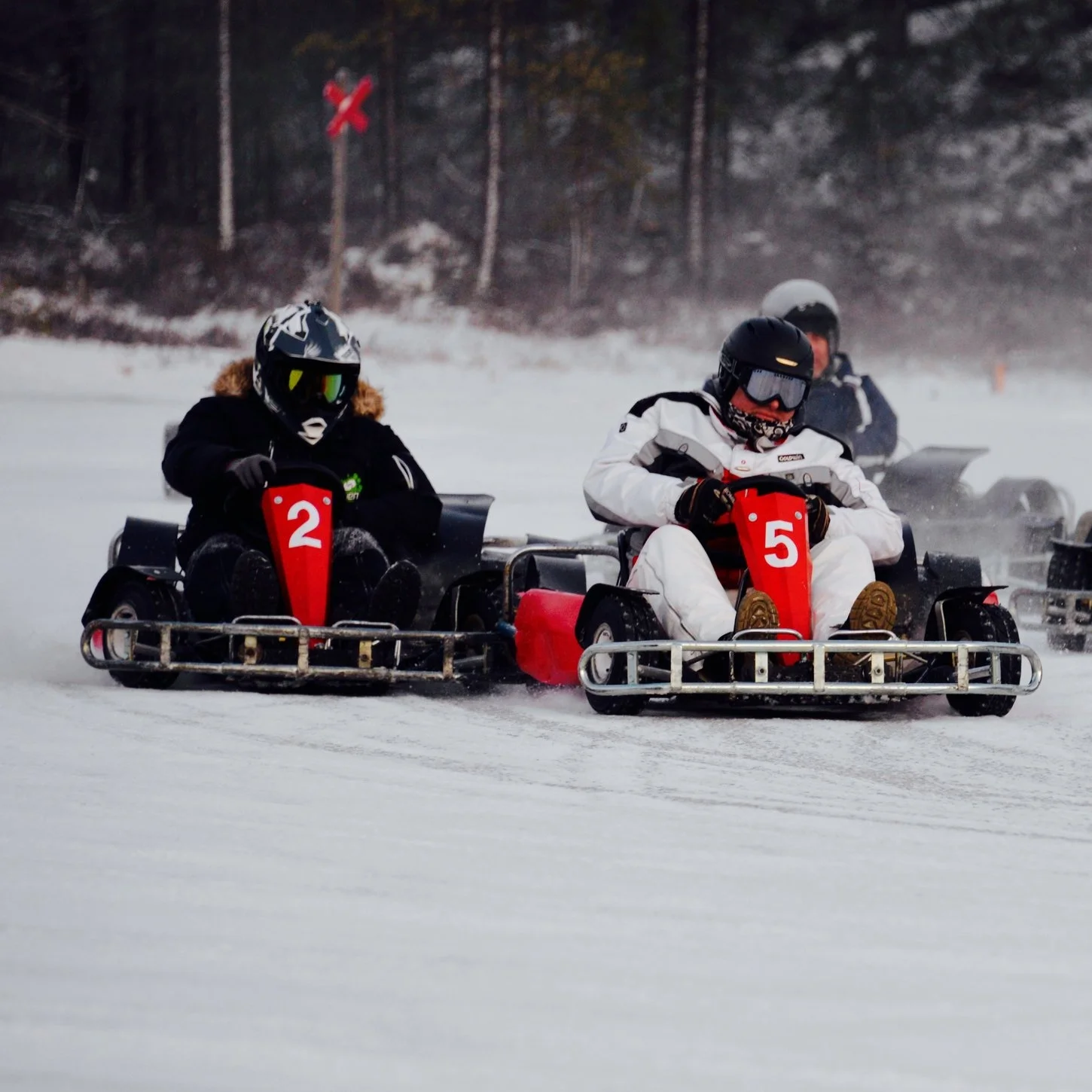 ICEKART Detta är aktiviteten för er som gillar fart och fläkt! Genom olika heat korar vi mästaren på banan på Sätertjärn, som ligger vid Tandådalen.
