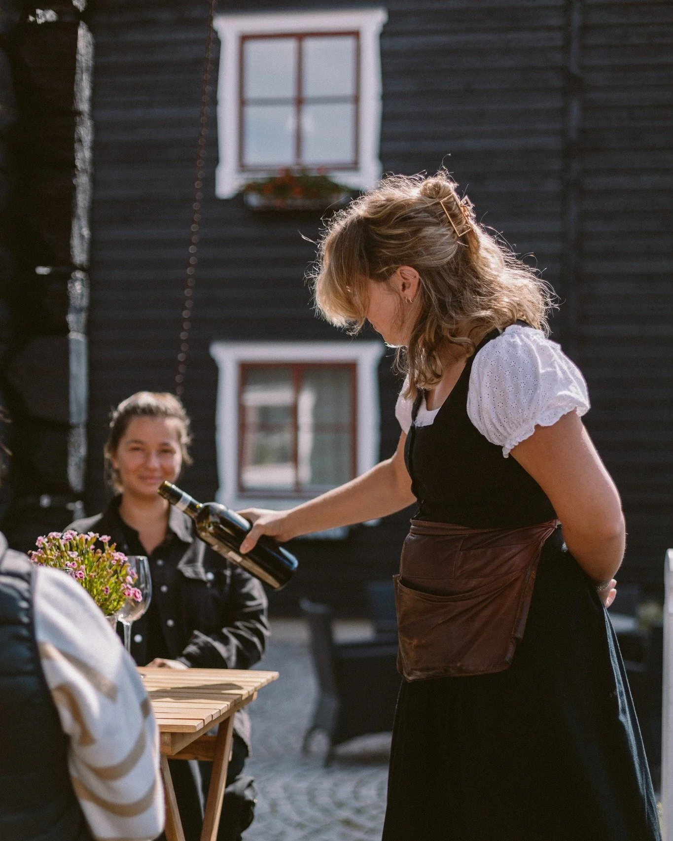 Det &auml;r n&aring;got speciellt med att sitta p&aring; v&aring;r altan med en kopp kaffe eller ett glas vin, inlindad i en filt, och se fj&auml;llet skifta i f&auml;rg. Vi kallar det Gammelg&aring;rdsro 🥹 och du &auml;r varmt v&auml;lkommen att k&