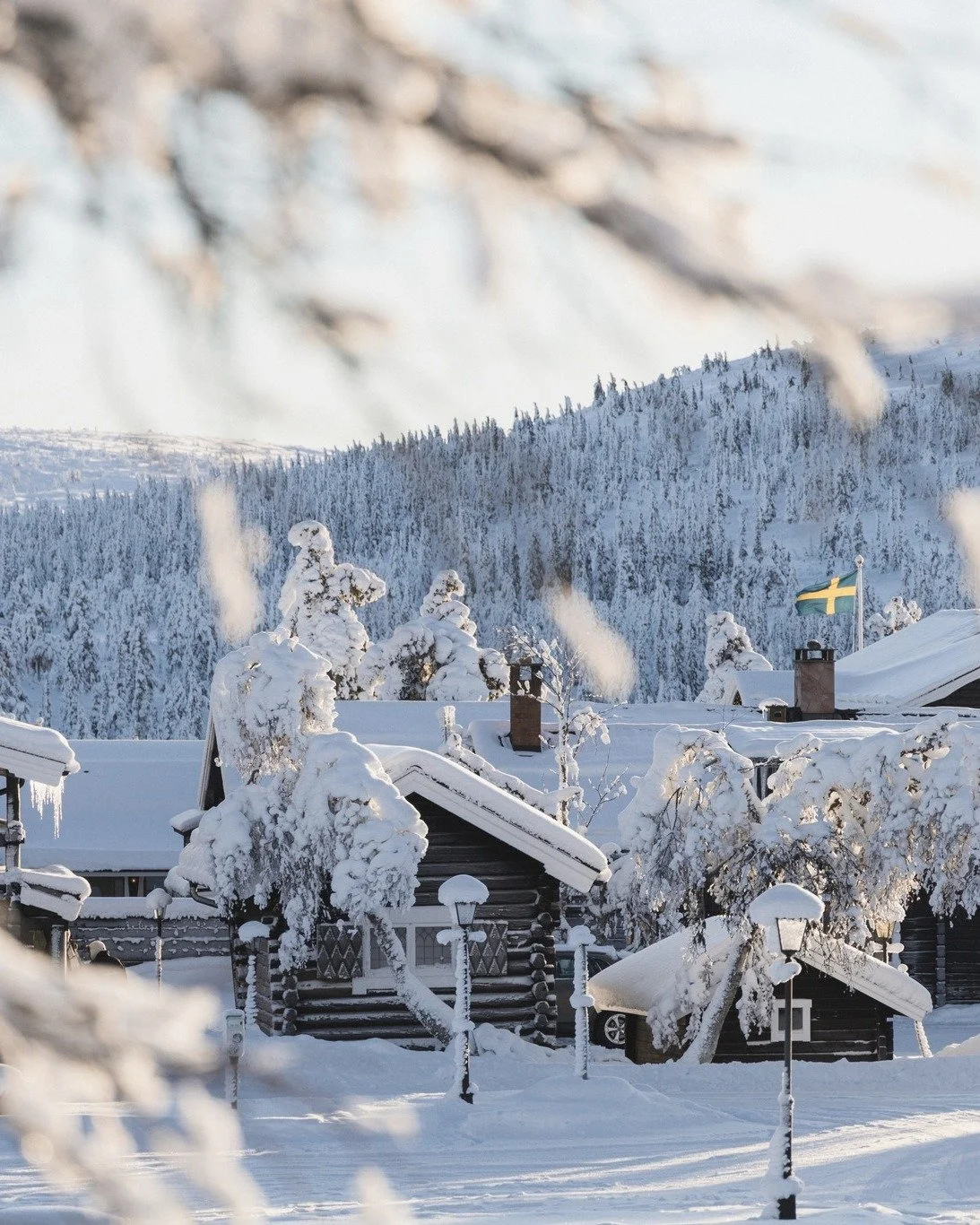 Gammelgården i vinterskrud,, så vackert tycker vi. Längtar du också? 🤍