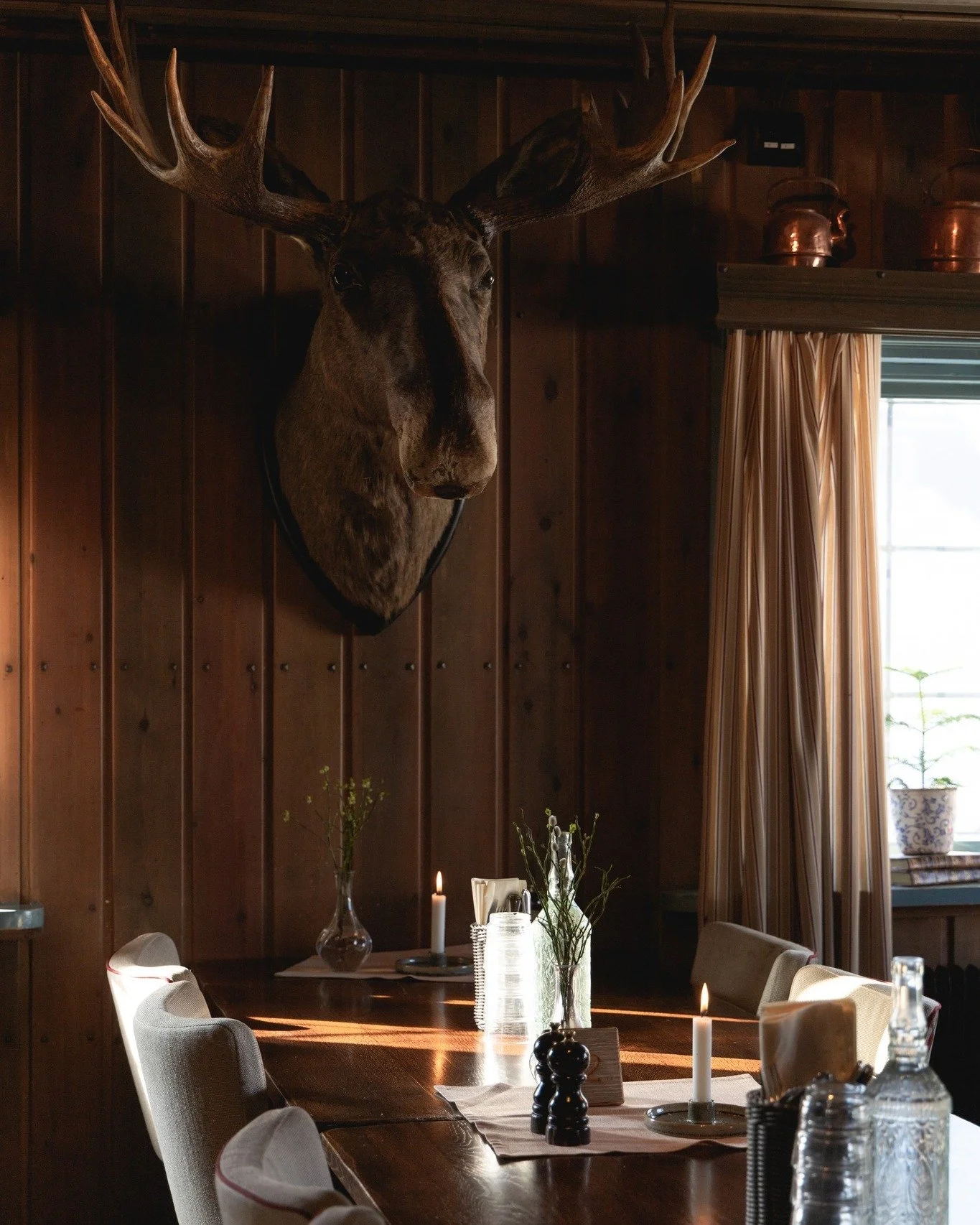 Det doftar nygr&auml;ddade v&aring;fflor i huset igen, brasan sprakar och jackorna h&auml;nger p&aring; tork i hallen. H&ouml;stlovet p&aring; fj&auml;llet &auml;r precis som det ska 🧡 lite rufsigt, lite kallt, och v&auml;ldigt mysigt! Och imorgon v